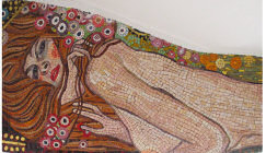 Il mosaico è inserito in una nicchia