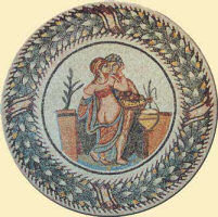 La donna è adorna di una pettinatura imperiale e suoi monili sono il modo per ostentare la ricchezza della famiglia